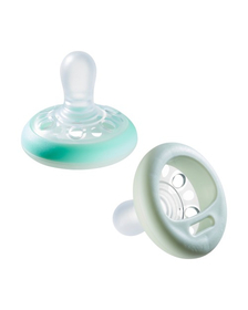 Tommee Tippee Suzeta cu tetina asemanatoare sanului, lumineaza in intuneric, textura asemanatoare pielii, design ortodontic simetric, fara BPA, include cutie de sterilizare, 6-18 luni, 2 buc