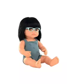 Papusa 38 cm, fetita asiatica purtatoare de ochelari, imbracata in salopeta tricotata