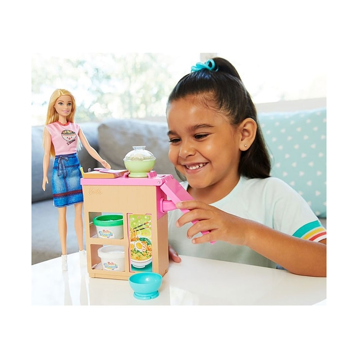 Set Barbie by Mattel Cooking and Baking Pregateste noodles cu papusa si accesorii