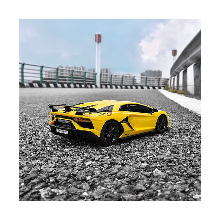 MASINA CU TELECOMANDA LAMBORGHINI AVENTADOR SVJ GALBEN CU SCARA 1 LA 24