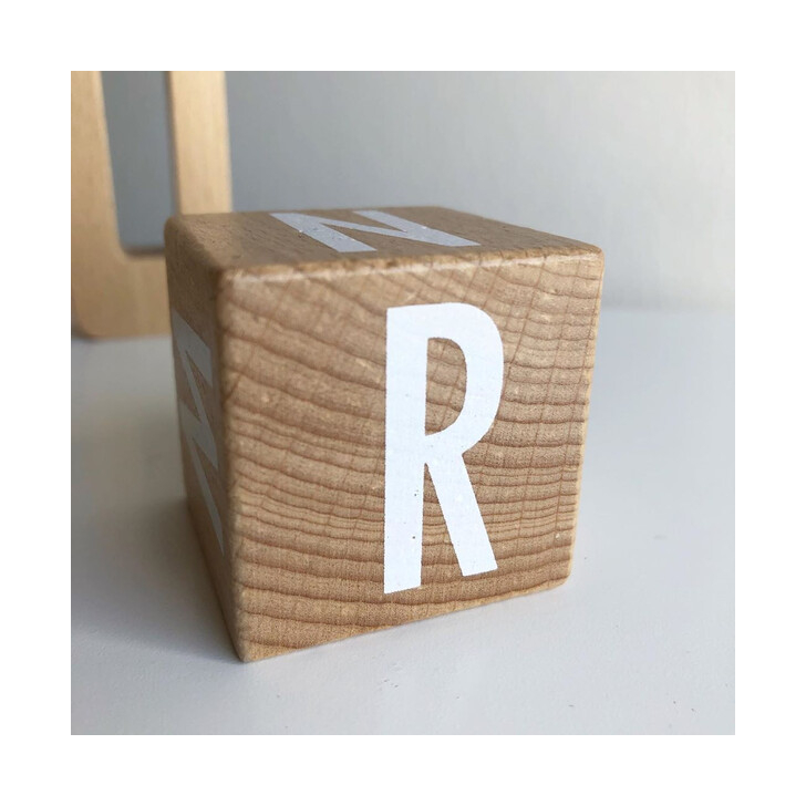 Set cuburi lemn alfabet, 4cm latura, +1 an, byASTRUP