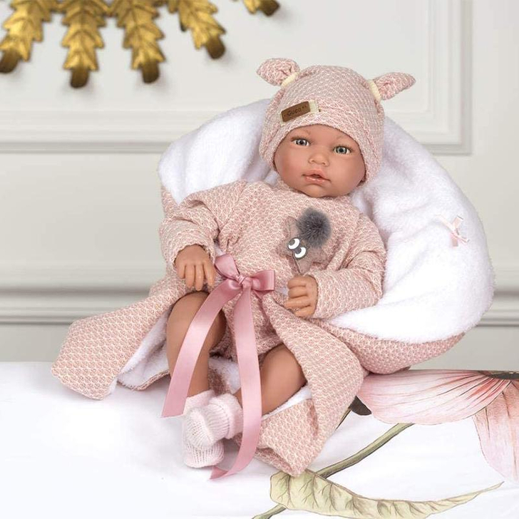 Papusa bebelus realist Blanca, cu hainute roz si plapumioara, 38 cm, Guca