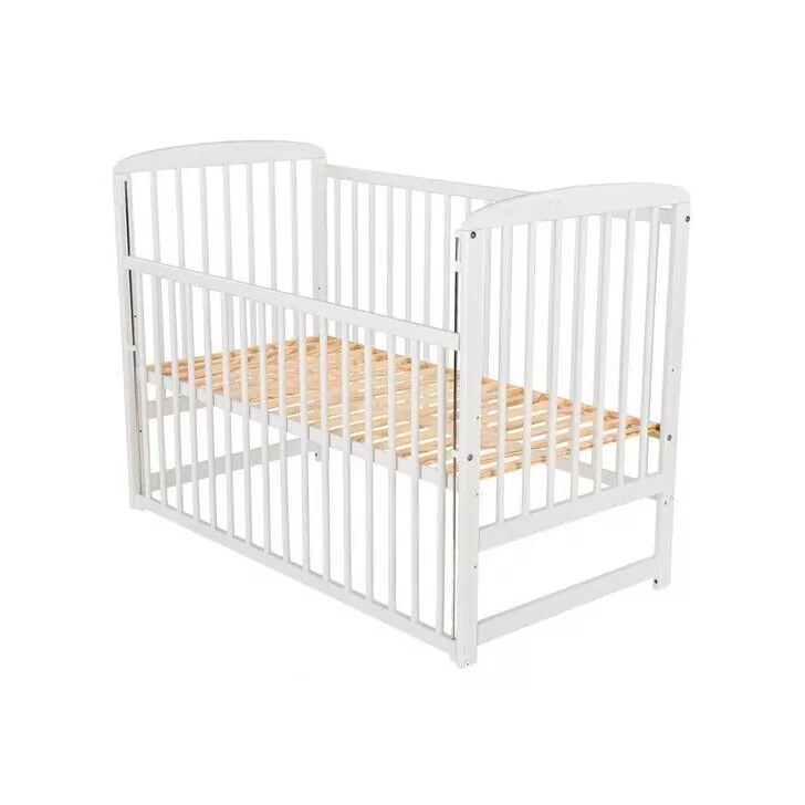 Patut din lemn Ola 120x60 cm, Cu laterala culisanta, Din lemn de pin, Stabil si rezistent, Inaltime saltea reglabila pe 3 nivele, Laterala cu 3 bete detasabile, Alb + Saltea 8 cm