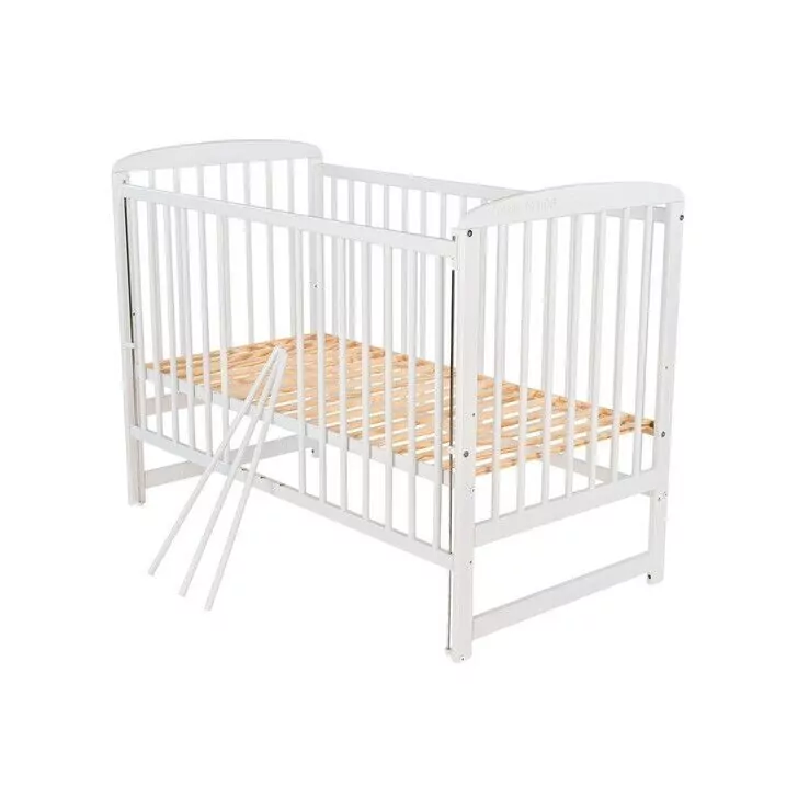 Patut din lemn Ola 120x60 cm, Cu laterala culisanta, Din lemn de pin, Stabil si rezistent, Inaltime saltea reglabila pe 3 nivele, Laterala cu 3 bete detasabile, Alb + Saltea 8 cm