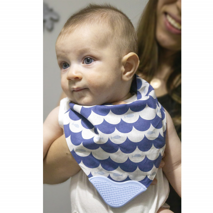 Baveta tip bandana cu jucarie dentitie (Culoare: Maro)
