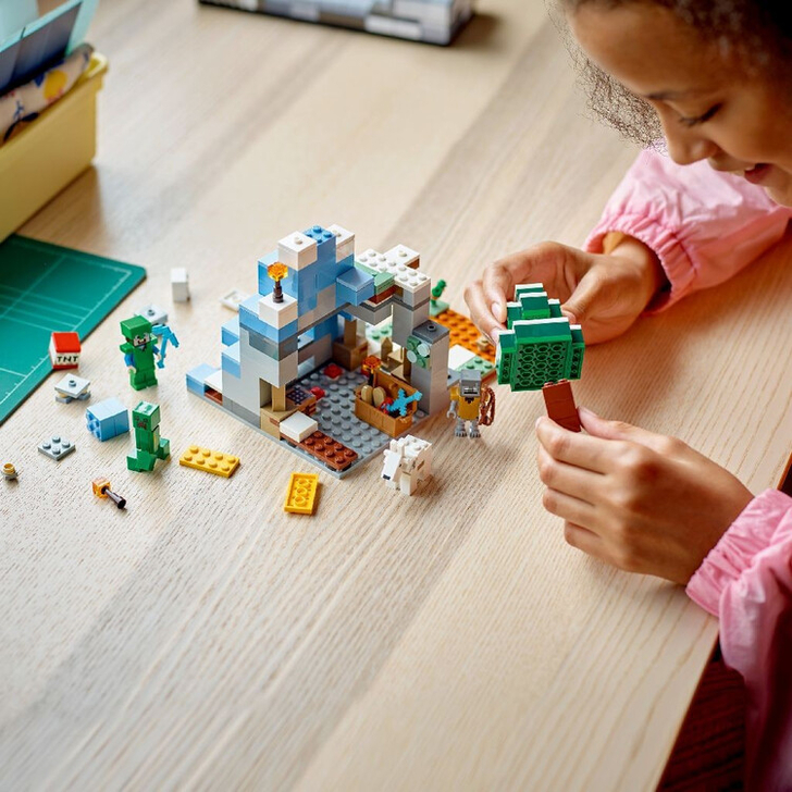 Set de construit - Lego Minecraft Piscurile Inghetate  21243