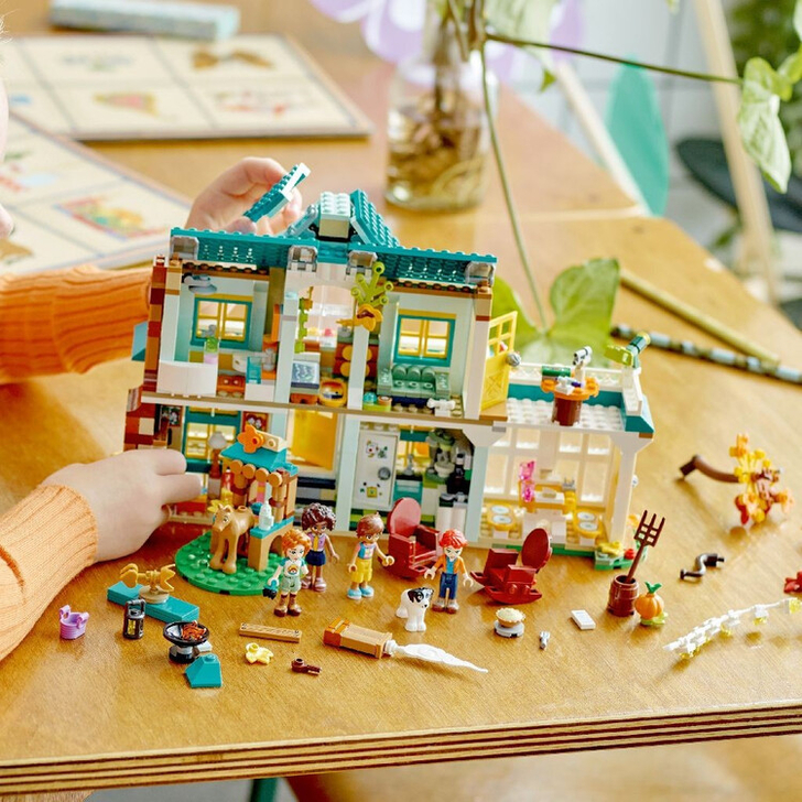 Set de construit - Lego Friends, Casa lui Autumn  41730