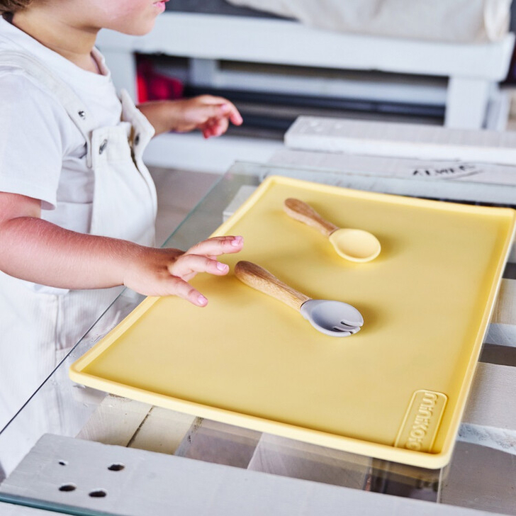Set Lingurita si Furculita Minikoioi, Varf din Silicon si Maner din Bambus – Mellow Yellow