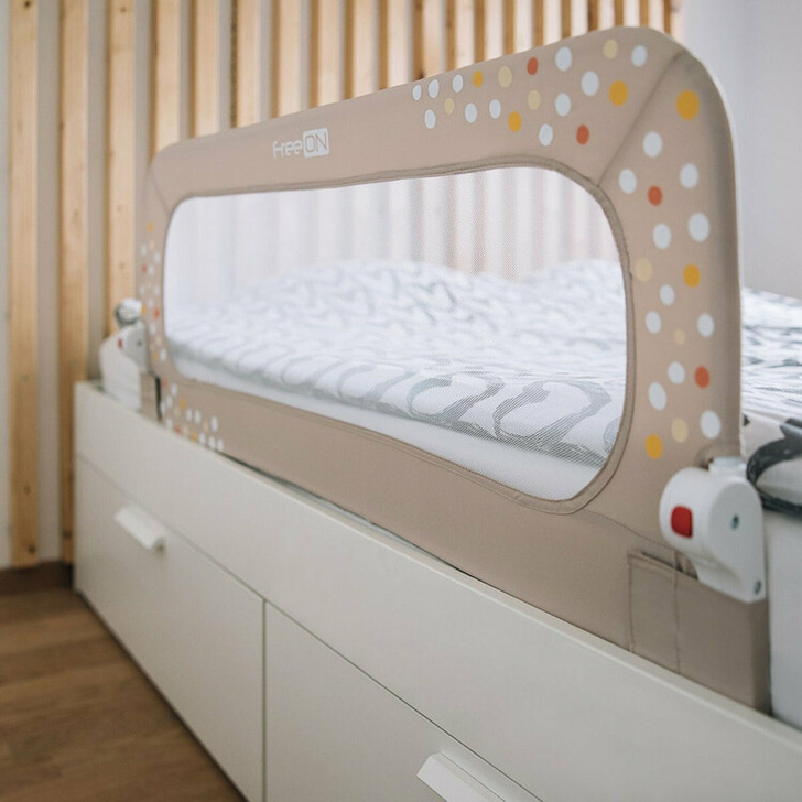 Bariera de protectie pentru pat bebe, Rabatabila, Instalare usoara, Dimensiune 135 x 57 cm, FreeON, Little Dots, Beige