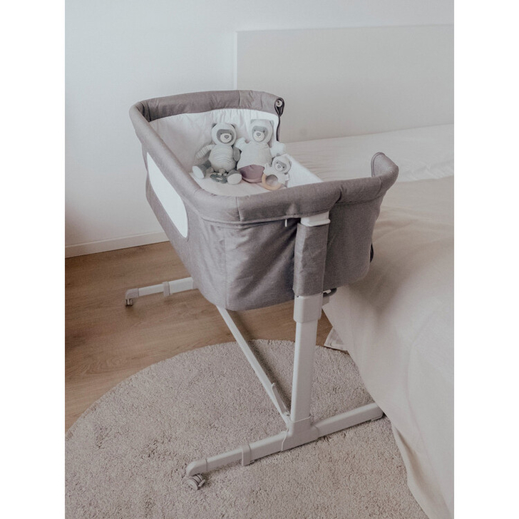 Feedo - Patut co-sleeper, Pliabil, Reglabil in 5 pozitii, Cu laterala detasabila, Include geanta de transport si salteluta, Cu roti, Greutate maxima suportata 9 kg, 0-5 luni, Gri